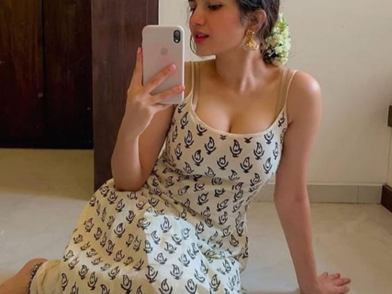 6k offer ↠74288-76802 Call Girls In INA Metro delhi genunine service cashpayment Door Step Delevry delhi ncr